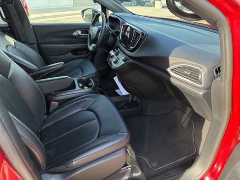 Used 2025 Chrysler Pacifica Select image 8