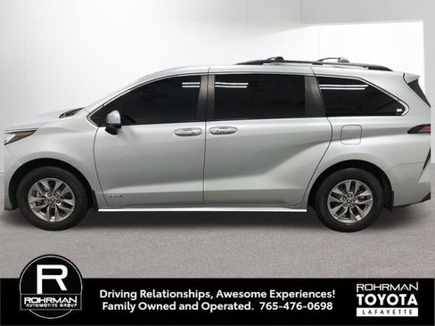 Used 2021 Toyota Sienna XLE FWD image 3