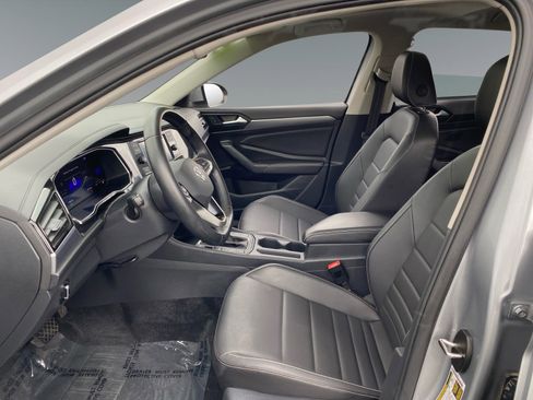 Used 2024 Volkswagen Jetta SE w/ Panoramic Sunroof Package FWD image 9