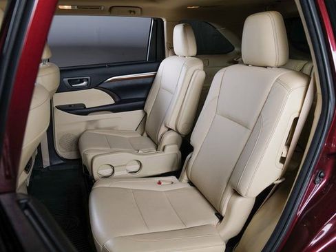 Used 2018 Toyota Highlander AWD V6 image 5