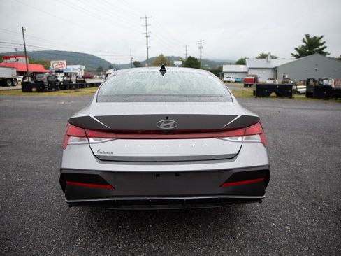 Used 2025 Hyundai Elantra SE image 4