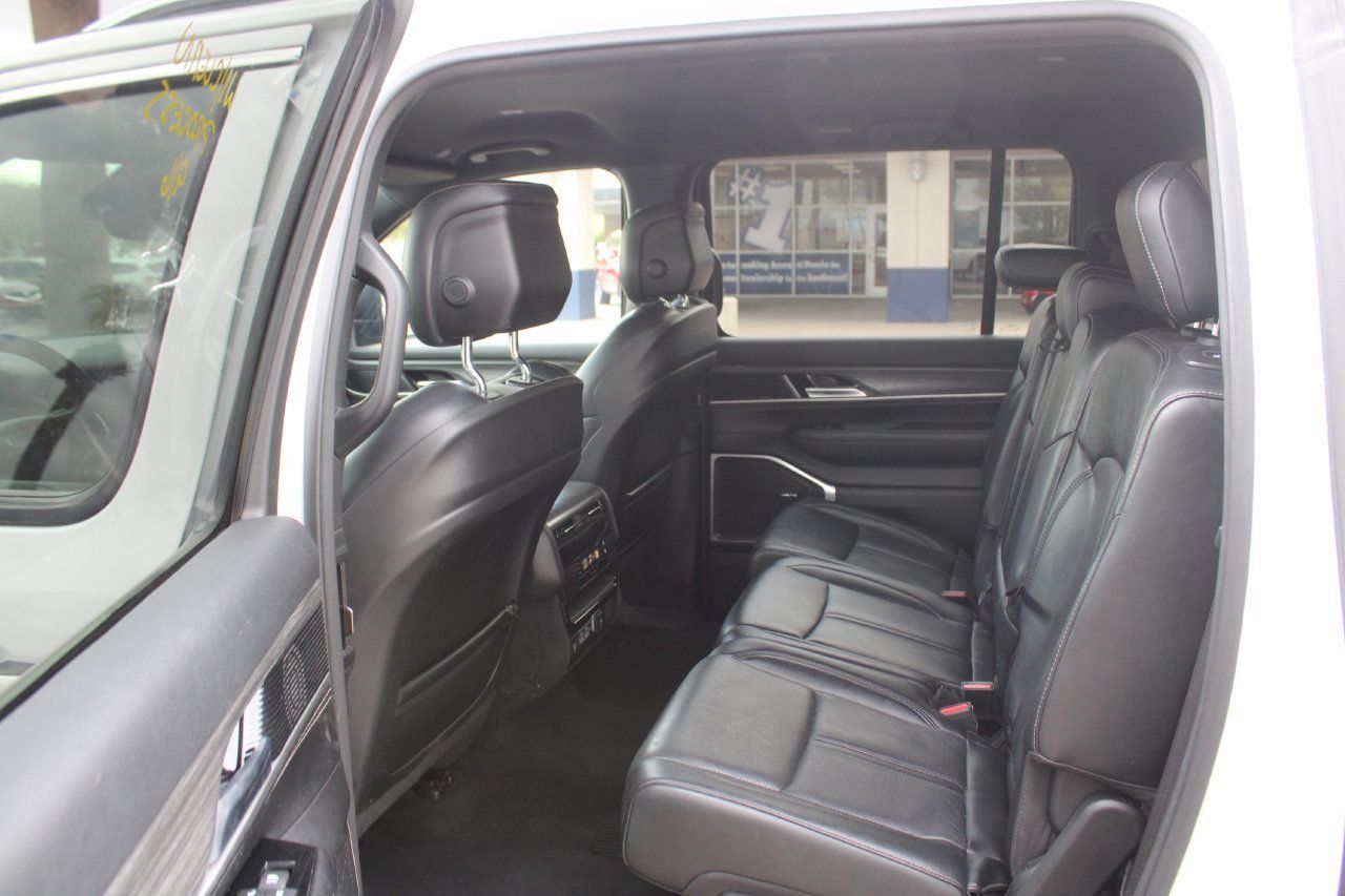 Used 2023 Jeep Wagoneer L Series II AWD/4WD image 11