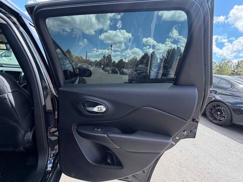 Used 2016 Jeep Cherokee Trailhawk w/ Comfort/Convenience Group AWD/4WD image 14