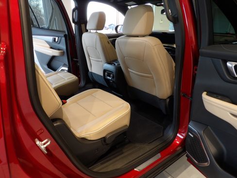 Used 2025 Buick Enclave Preferred w/ Power Package image 24