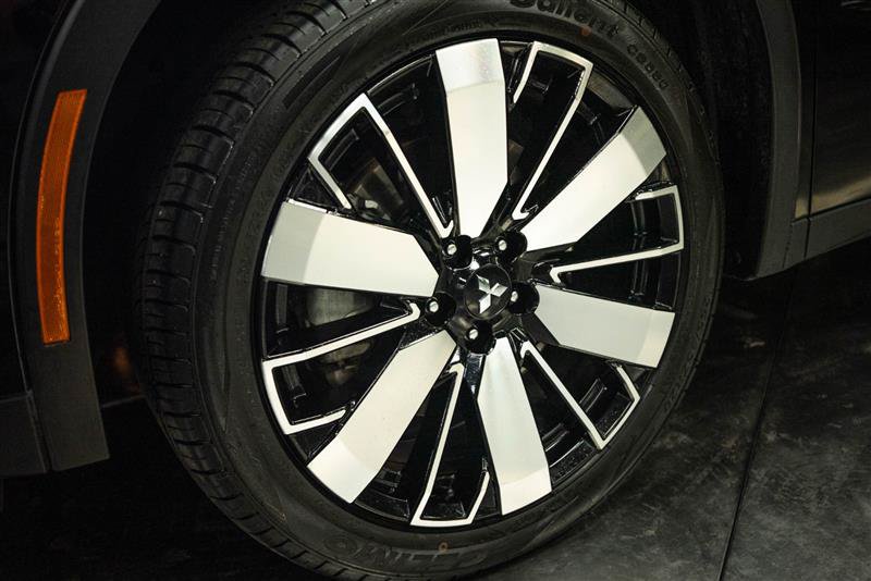Used 2025 Mitsubishi Outlander AWD image 3