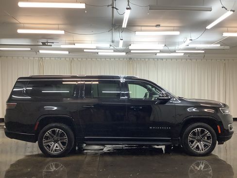 Used 2024 Jeep Wagoneer L Series II w/ Flexible Seating Group AWD/4WD image 4