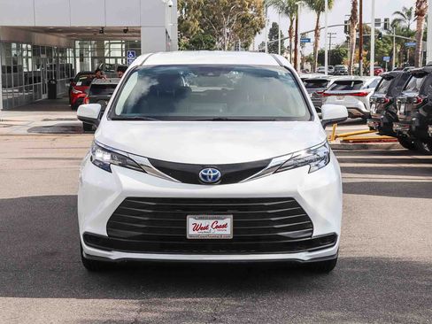 Used 2024 Toyota Sienna LE image 2