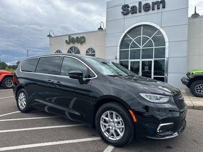 New 2026 Chrysler Pacifica Select