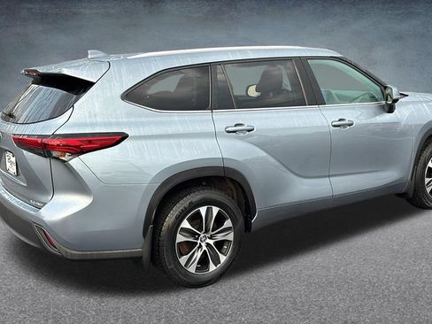 Used 2023 Toyota Highlander XLE AWD/4WD image 32