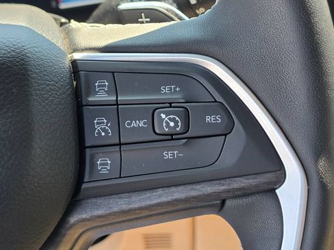 Used 2023 Jeep Grand Cherokee Limited w/ Black Appearance Package AWD/4WD image 18