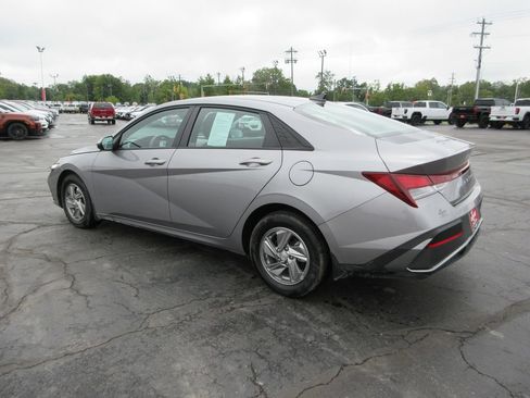 Used 2025 Hyundai Elantra SE FWD image 8