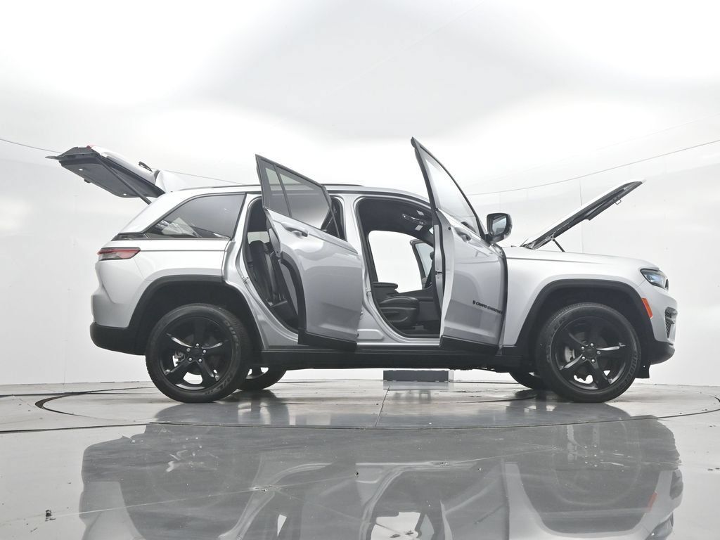 Used 2024 Jeep Grand Cherokee Altitude RWD image 53