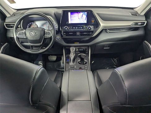 Certified 2023 Toyota Highlander XLE image 8