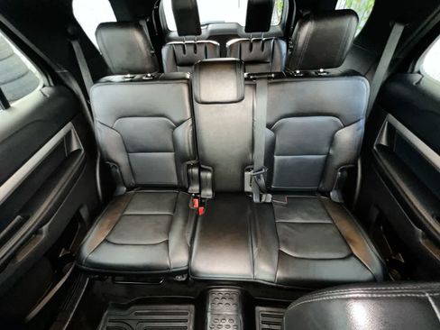 Used 2017 Ford Explorer XLT w/ Equipment Group 202A AWD/4WD image 23