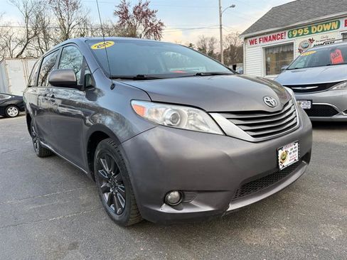 Used 2011 Toyota Sienna XLE image 4