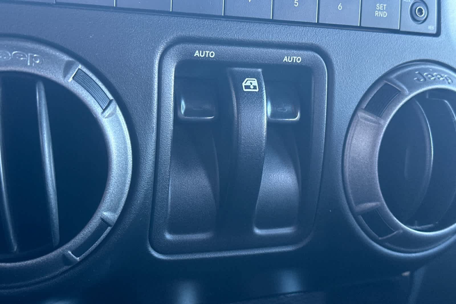 Used 2018 Jeep Wrangler Sport AWD/4WD image 13