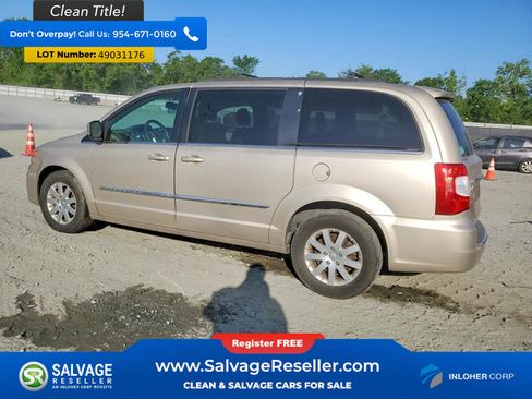 Used 2016 Chrysler Town & Country Touring image 3
