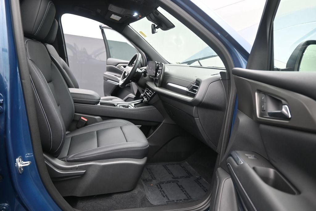 Used 2025 Chevrolet Traverse LT w/ Driver Confidence Package FWD image 18
