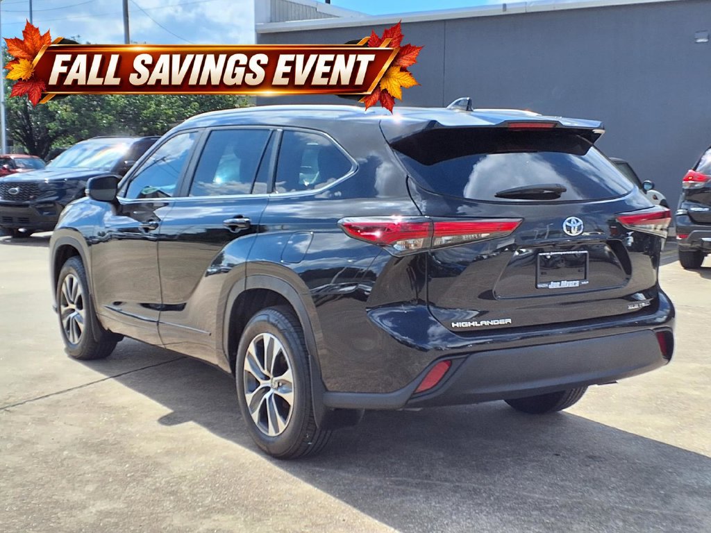 Used 2023 Toyota Highlander XLE AWD/4WD image 2