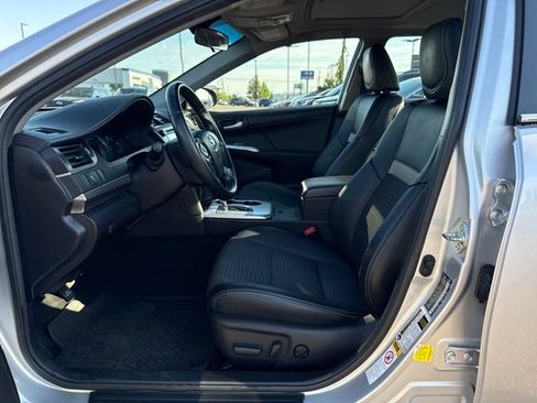Used 2014 Toyota Camry SE w/ Moonroof Package FWD image 10