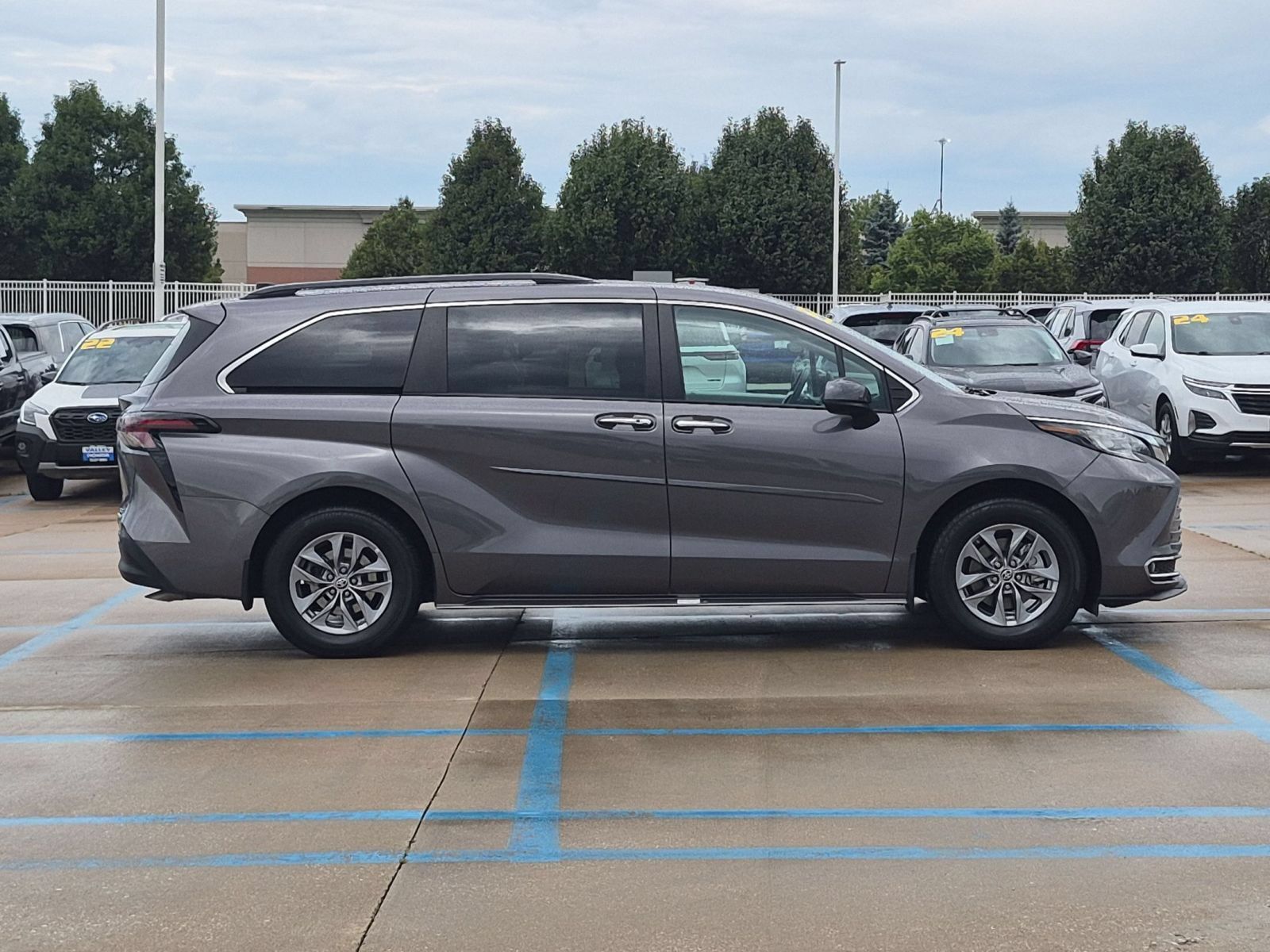 Used 2023 Toyota Sienna XLE AWD/4WD image 5