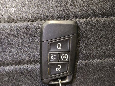 Used 2022 Volkswagen Tiguan SE w/ Panoramic Sunroof Package image 32