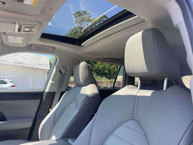 Used 2020 Toyota Highlander XLE AWD/4WD image 22