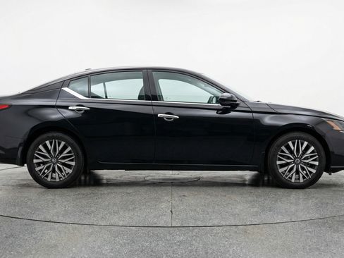 Used 2025 Nissan Altima 2.5 SV FWD image 11