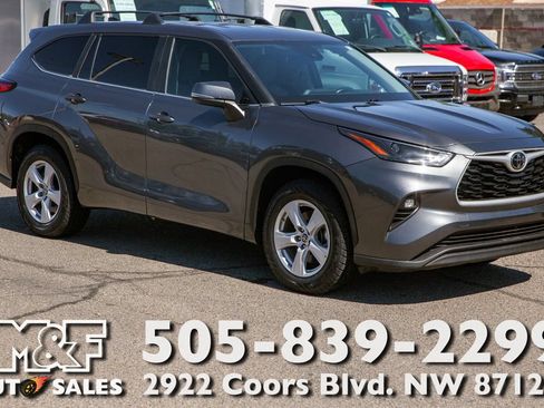 Used 2023 Toyota Highlander LE FWD image 1