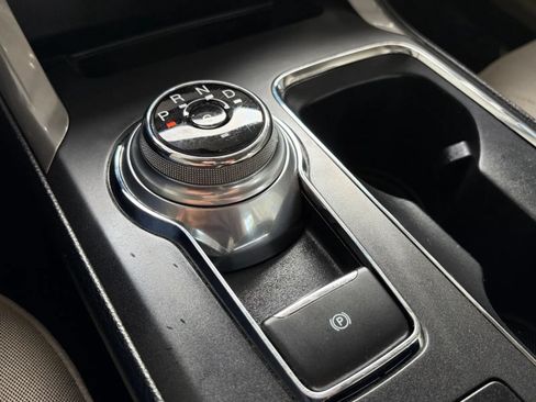 Used 2019 Ford Fusion SE FWD image 25