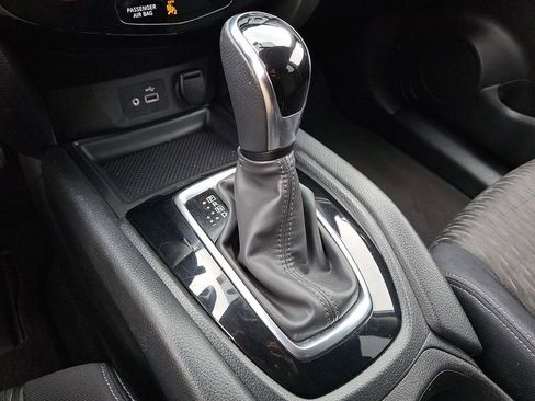 Used 2018 Nissan Rogue SV image 15