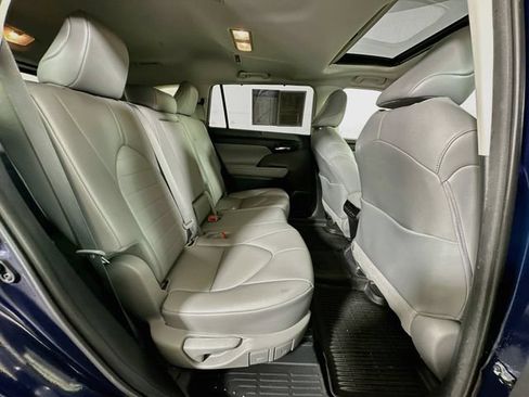 Used 2021 Toyota Highlander XLE AWD/4WD image 31