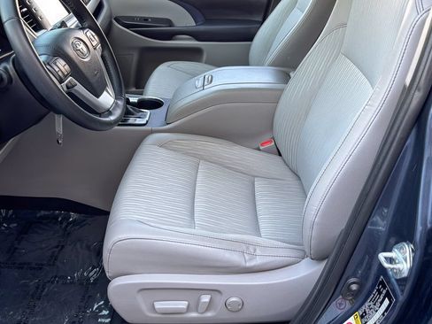 Used 2019 Toyota Highlander Plus AWD/4WD image 17