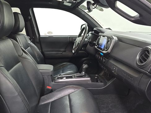 Used 2021 Toyota Tacoma TRD Off-Road w/ TRD Premium Off Road Package AWD/4WD image 15