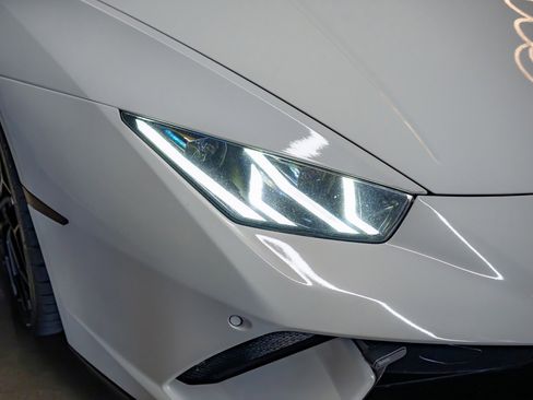 Used 2018 Lamborghini Huracan Performante image 16