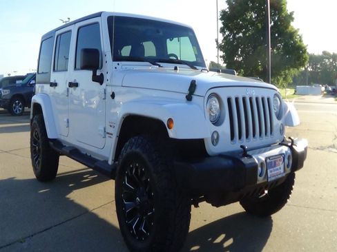 Used 2017 Jeep Wrangler Unlimited Sahara w/ Dual Top Group AWD/4WD image 4