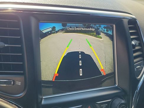 Used 2018 Jeep Grand Cherokee Limited image 32