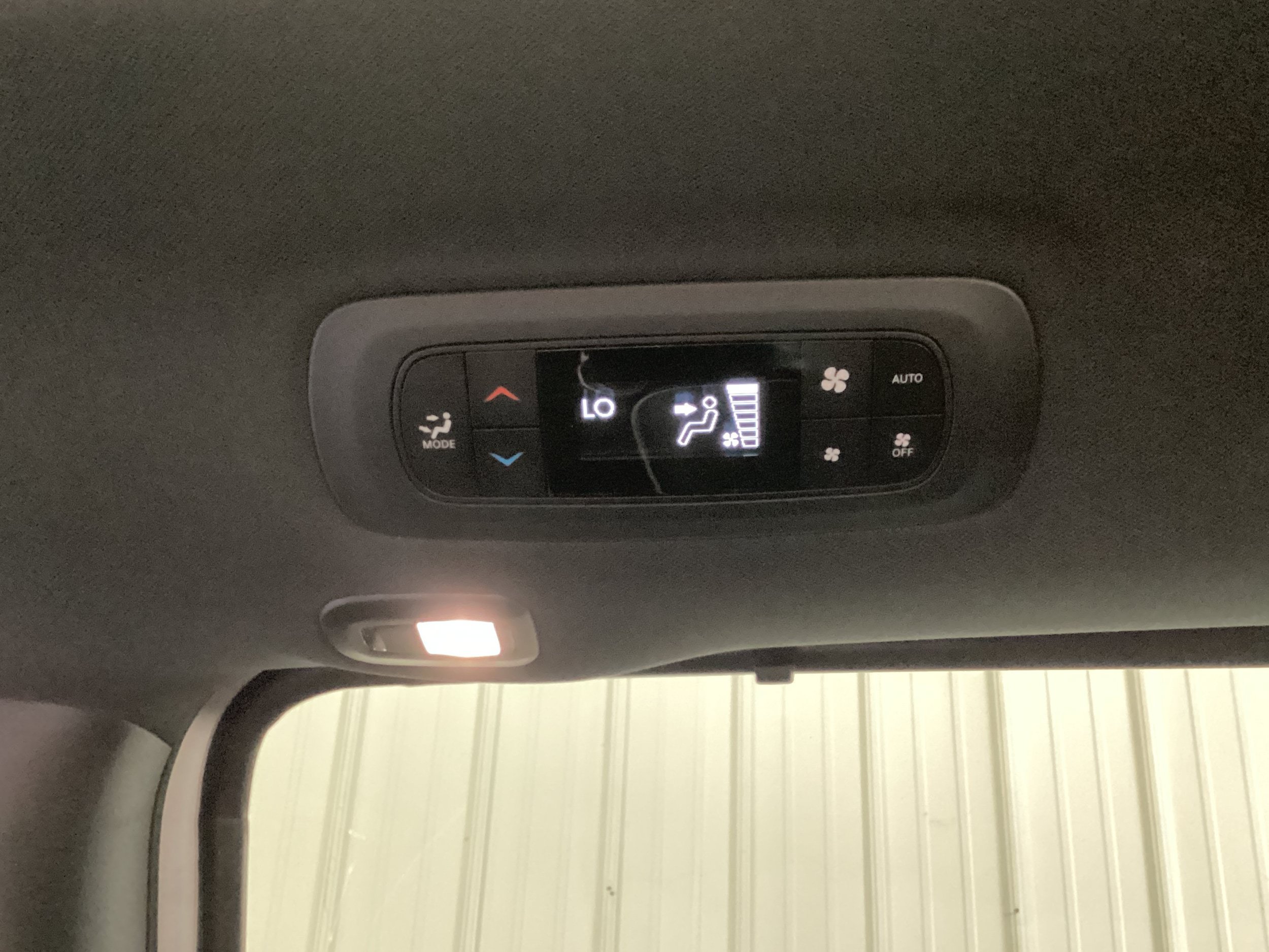 Used 2025 Chrysler Pacifica Limited FWD image 36