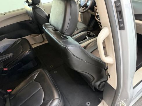Used 2024 Chrysler Pacifica Touring-L FWD image 39