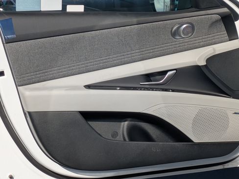 Certified 2025 Hyundai Elantra Limited FWD image 12