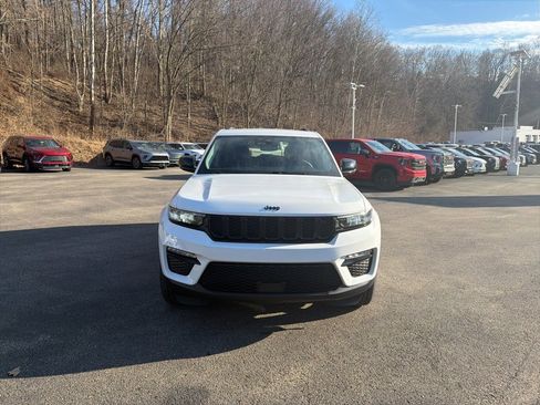 Used 2023 Jeep Grand Cherokee Limited w/ Black Appearance Package image 8