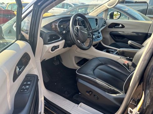 Used 2022 Chrysler Pacifica Limited FWD image 8
