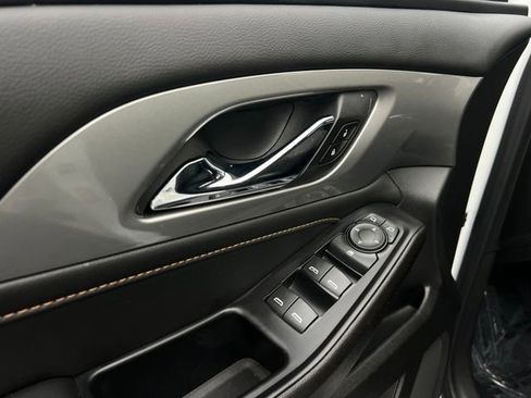Used 2021 Chevrolet Traverse LT image 11