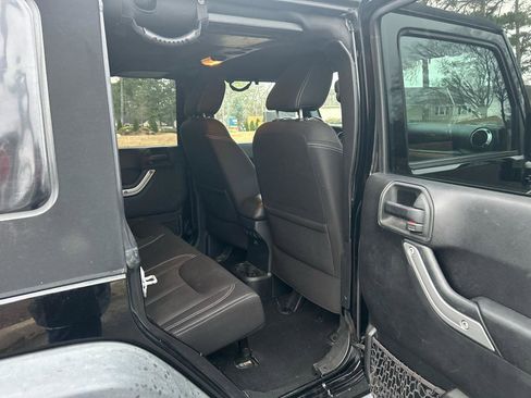 Used 2015 Jeep Wrangler Unlimited Rubicon w/ Connectivity Group AWD/4WD image 19