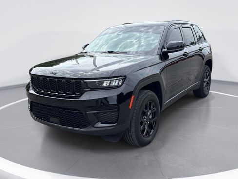 Used 2024 Jeep Grand Cherokee Altitude AWD/4WD image 3