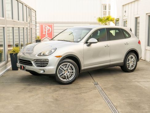 Used 2013 Porsche Cayenne Diesel AWD/4WD image 2