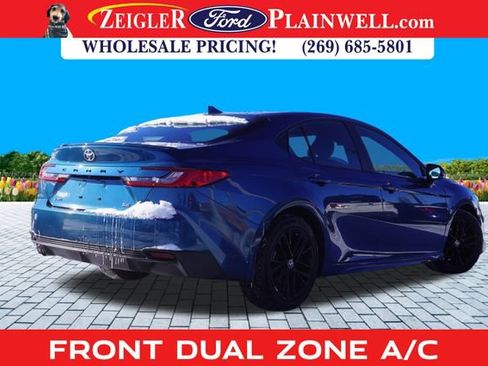 Used 2025 Toyota Camry SE image 3