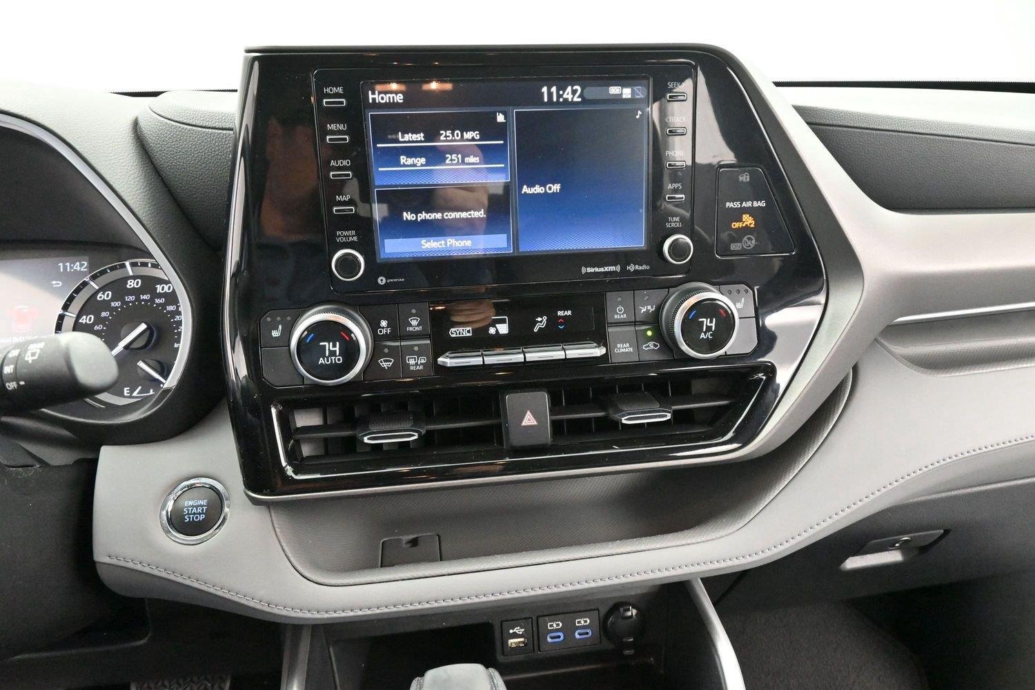 Used 2022 Toyota Highlander XLE FWD image 21