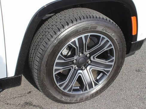 Used 2024 Jeep Wagoneer 4WD w/ Premium Group I image 38