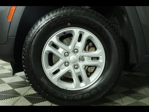 Used 2023 Jeep Grand Cherokee Laredo image 20